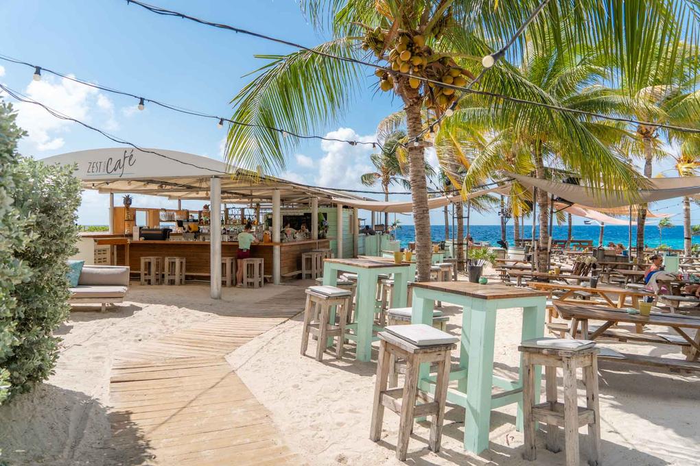 Restaurant en terras aan Jan Thiel Beach op Curaçao