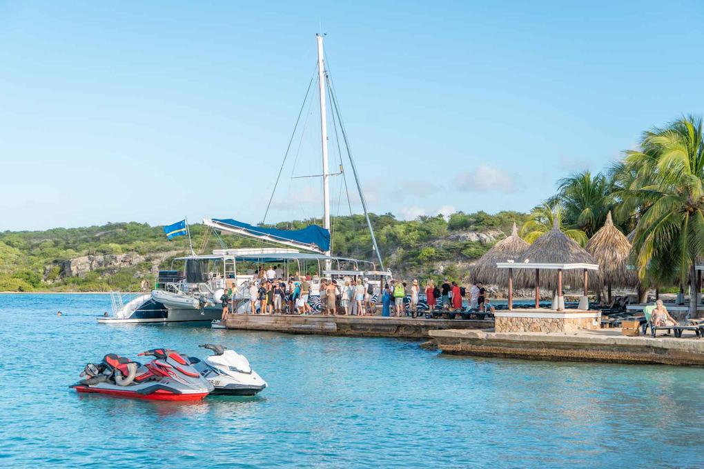 Jetski’s en catamaran bij Jan Thiel Beach op Curaçao