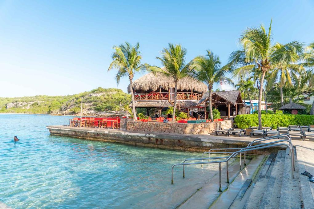 Beachclub aan Jan Thiel Beach met terras direct aan het water