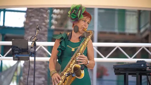 Live Music: Miek Miek or Luis Alberto