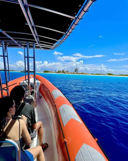 Powerboat_tour_Klein_Curacao_(3)_-_verkleind