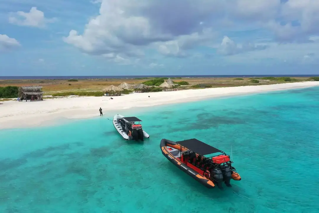 Powerboat_tour_Klein_Curacao_(5)_-_verkleind