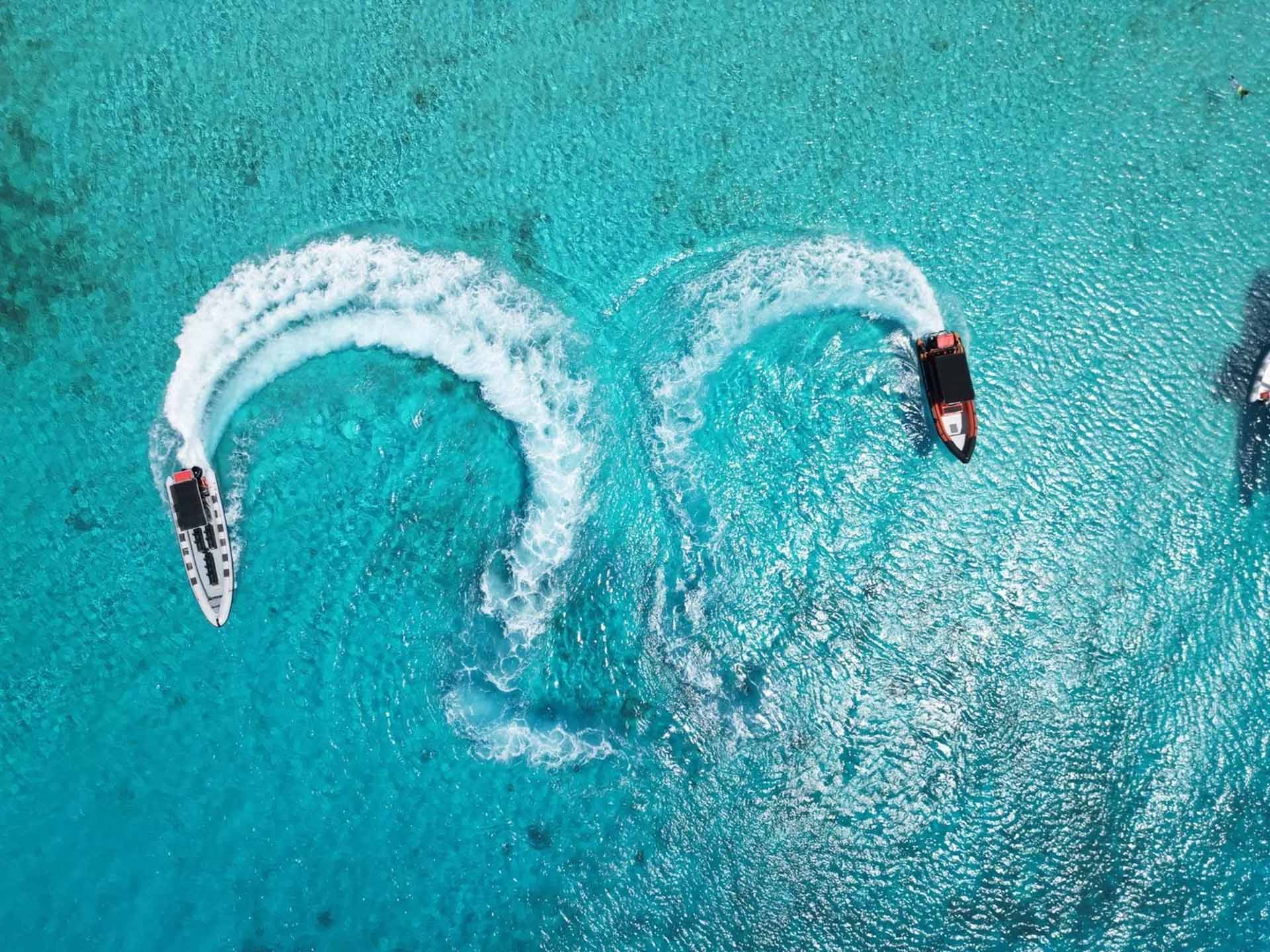 Tug_Boat_&_Spanish_Water_(1)_-_verkleind