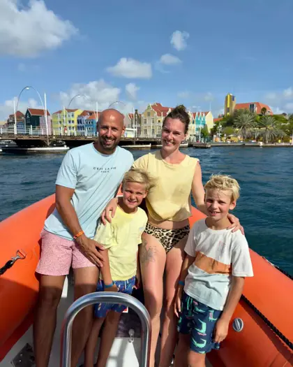 Tug_Boat_&_Spanish_Water_(3)_-_verkleind